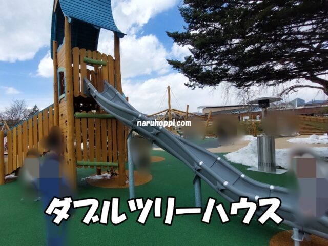 軽井沢アウトレットのリニューアルしたキッズパークのダブルツリーハウスを違う方向から見た写真