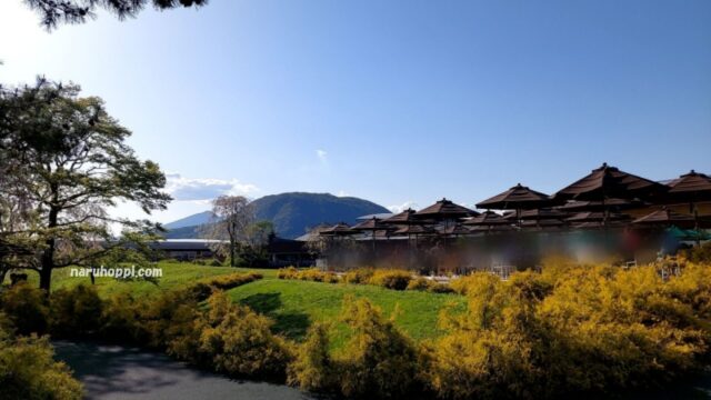 軽井沢プリンスショッピングプラザのデッキの様子と離山の景色