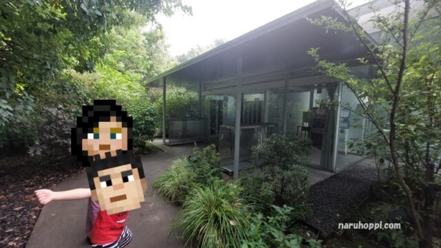 千住博美術館の入り口に立っている写真